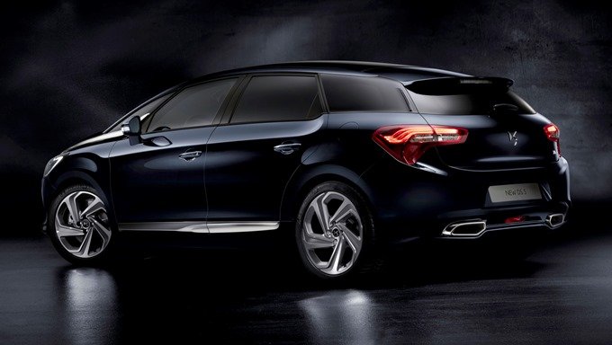 DS 5 restylée - vue de trois quart arrière