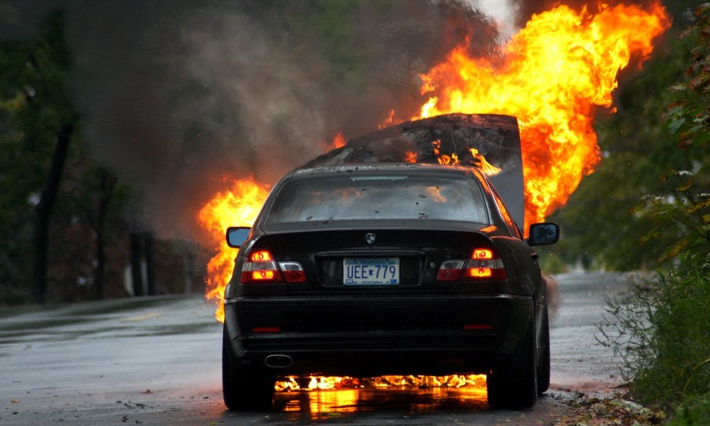 Voiture en feu - Tony Webster via FlickR