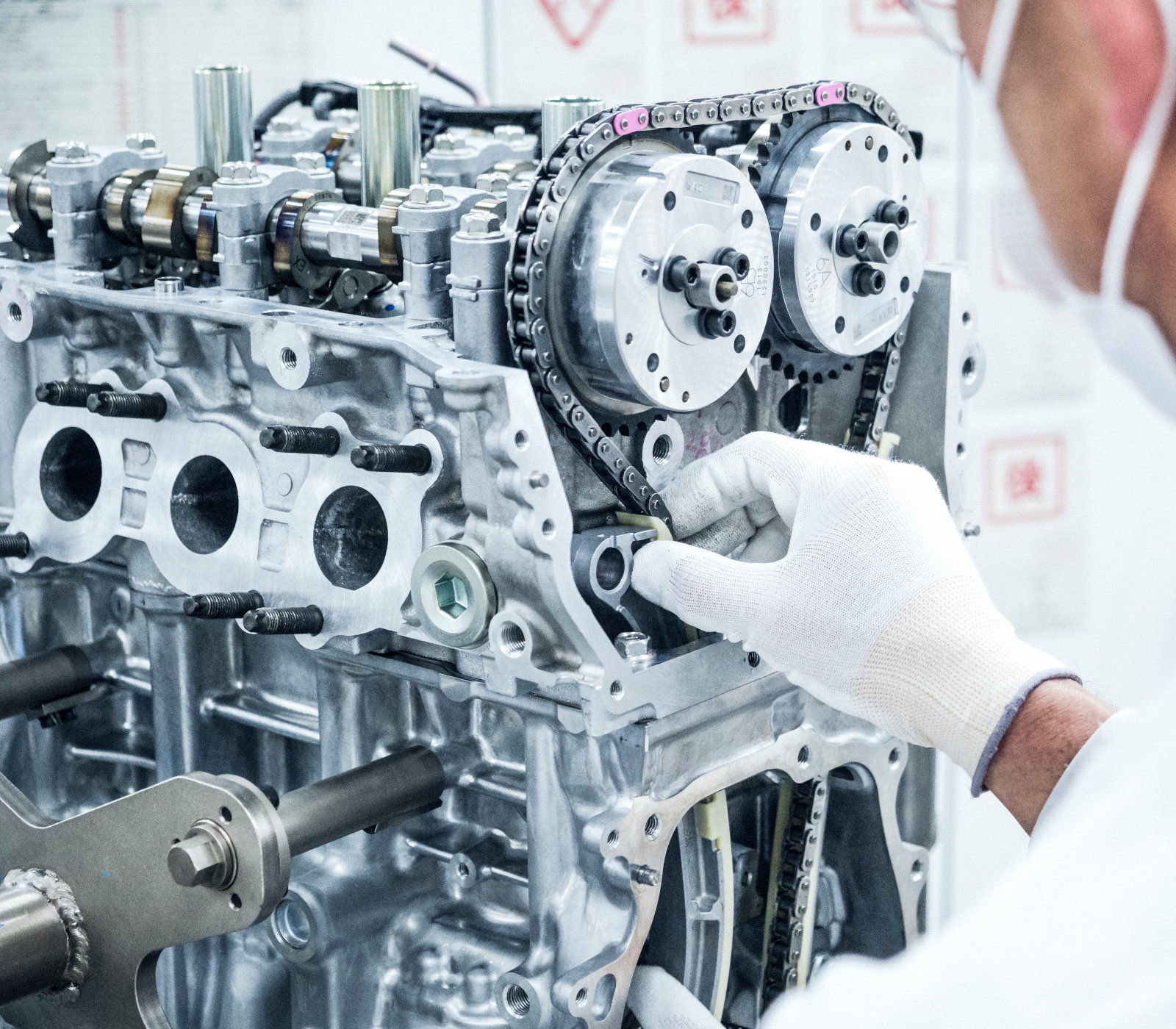 Moteur Toyota GR Yaris sur ligne de montage - chaîne de distribution
