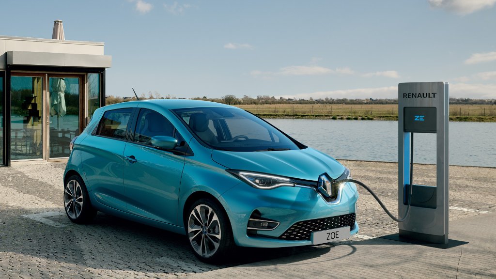 Renault Zoé connectée à une borne de recharge