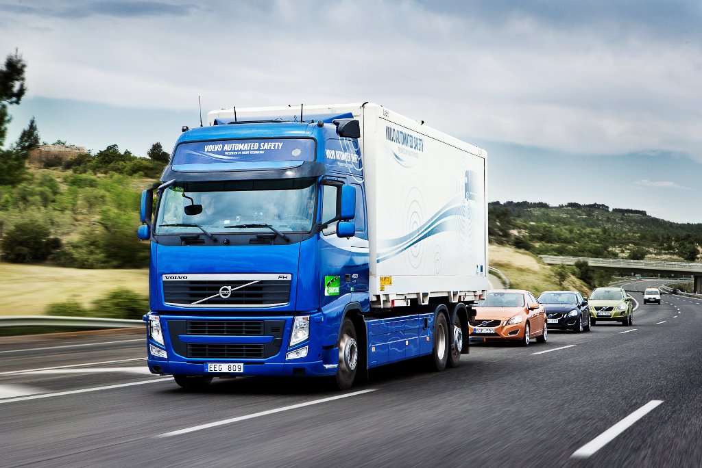 Volvo - camion précédant une file de voiture