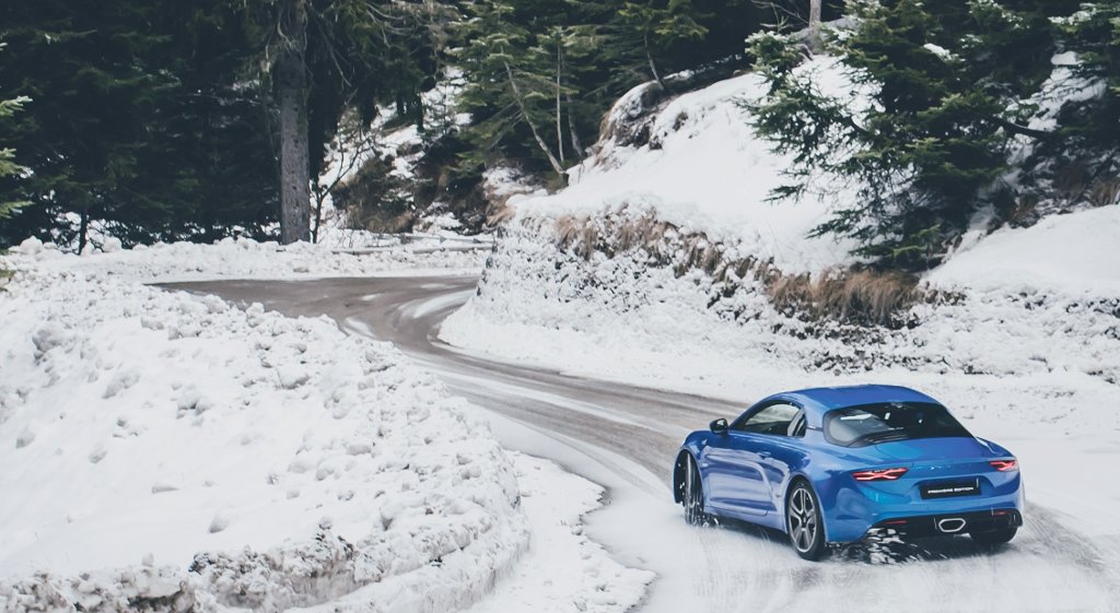 Alpine A110 - dérive sur route enneigée