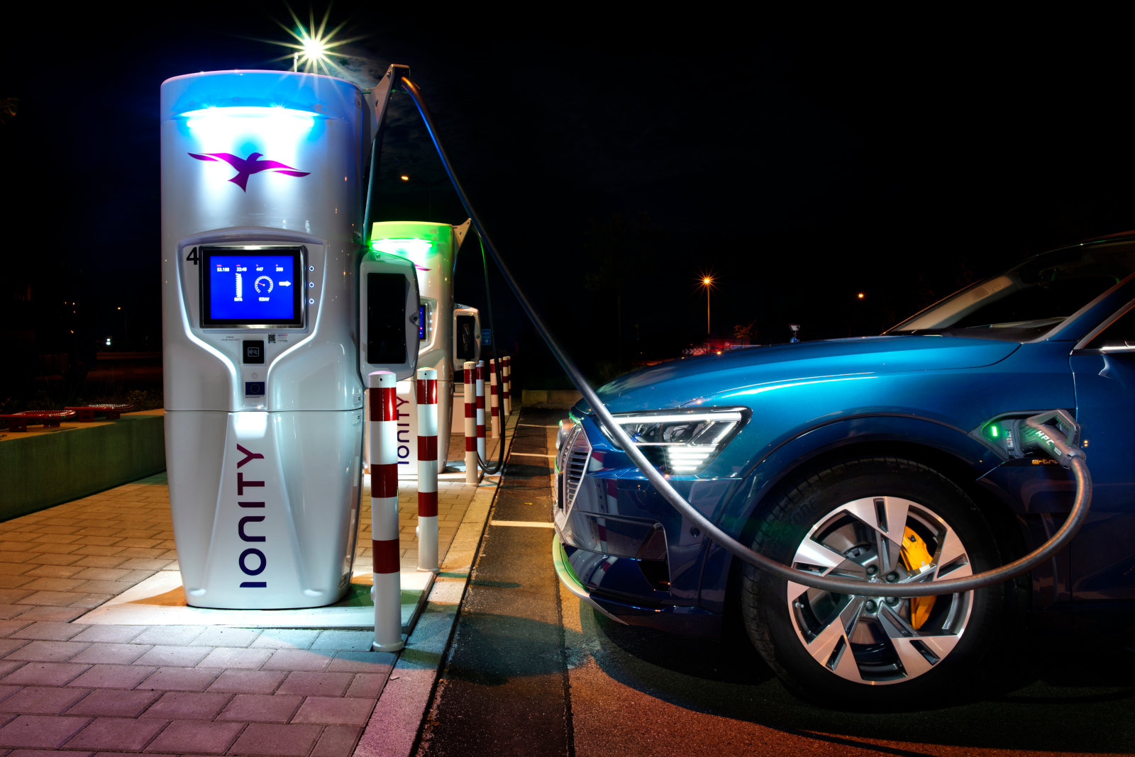 Audi e-tron en charge sur une borne de recharge rapide Ionity