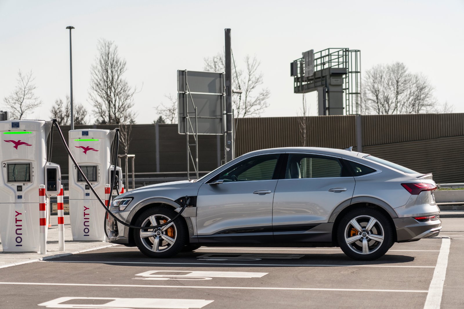 Audi e-tron en charge sur une station Ionity