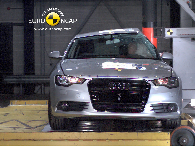 Audi A6 crash test choc lateral poteau Audi célèbre 75 ans de crash tests
