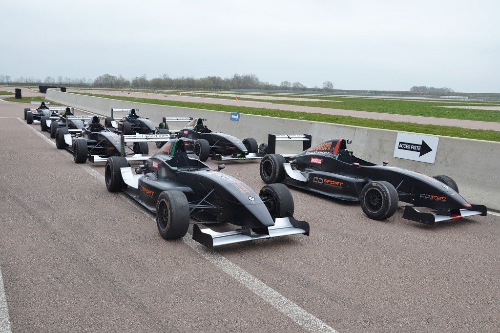 Stage de pilotage Formule Renault CD Sport - ensemble des monoplaces dans les stands