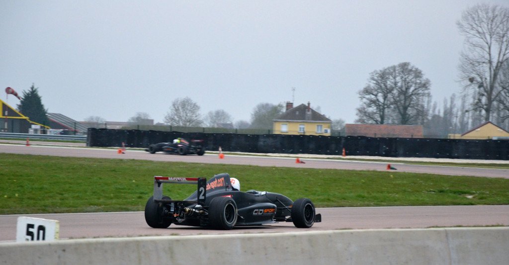Stage de pilotage Formule Renault CD Sport - la Ferté-Gaucher - dernier virage avant la ligne droite