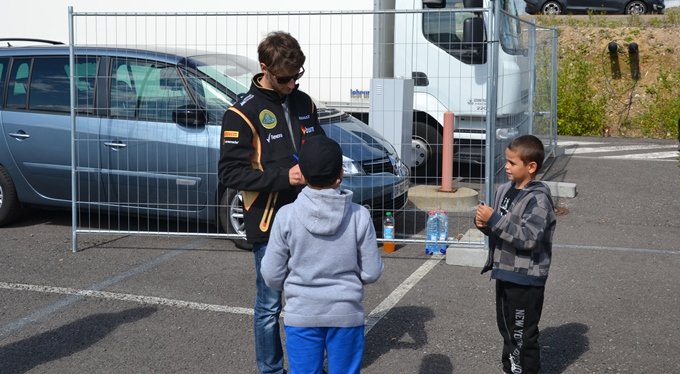 Roadshow Luxembourg - Romain Grosjean signe des autographes