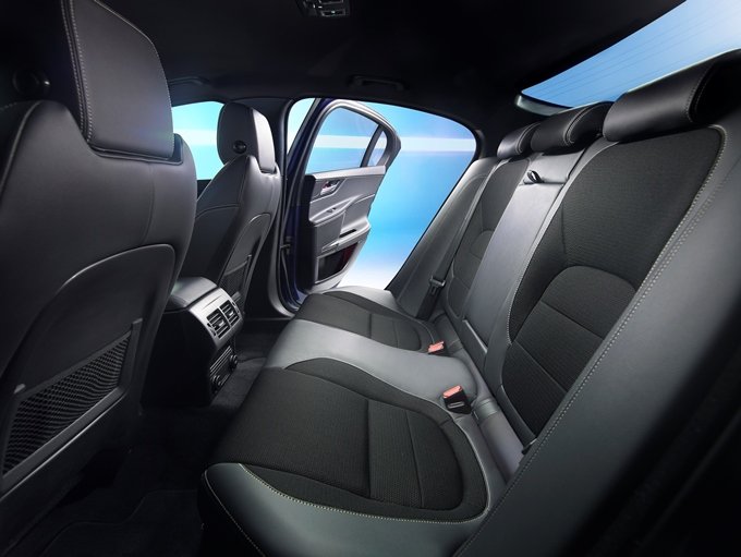 Jaguar XE - espace habitable arrière - banquette