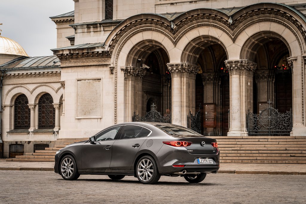 Berline Mazda3 vue de profil Skyactiv-X