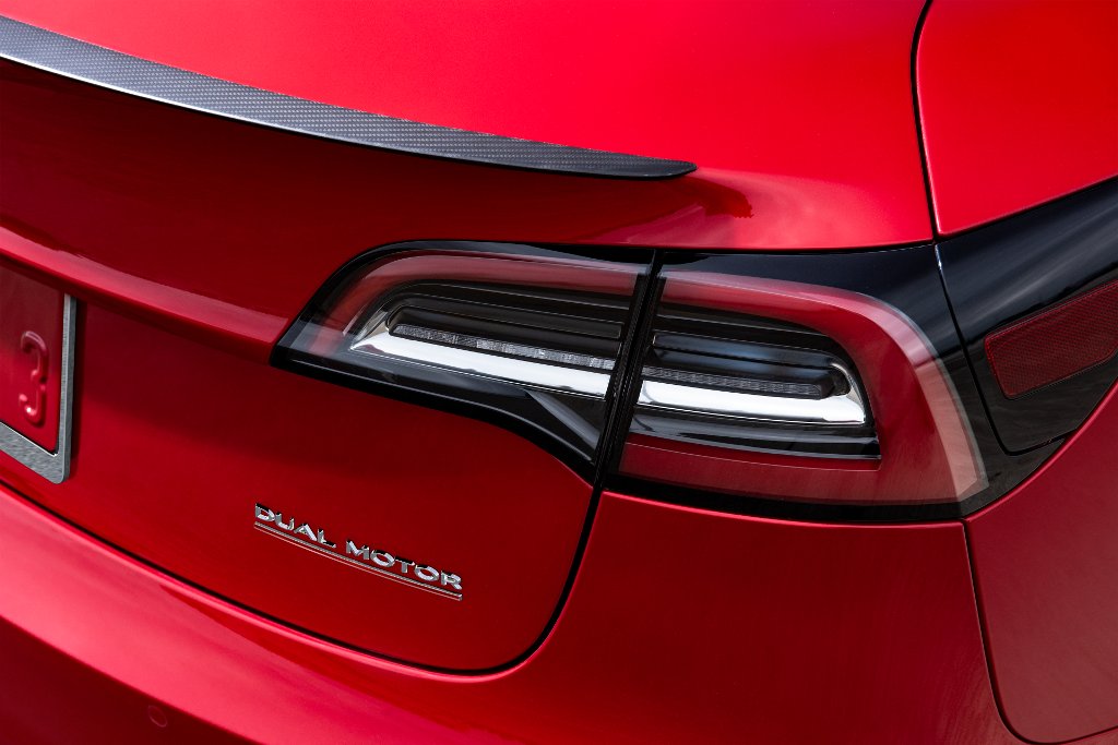 Tesla Model 3 - détail logo Dual Motor