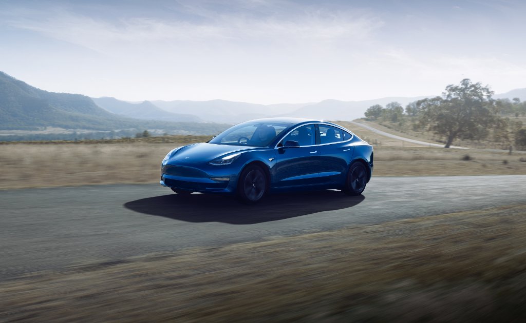 Vue dynamique trois quart avant Tesla Model 3 bleue