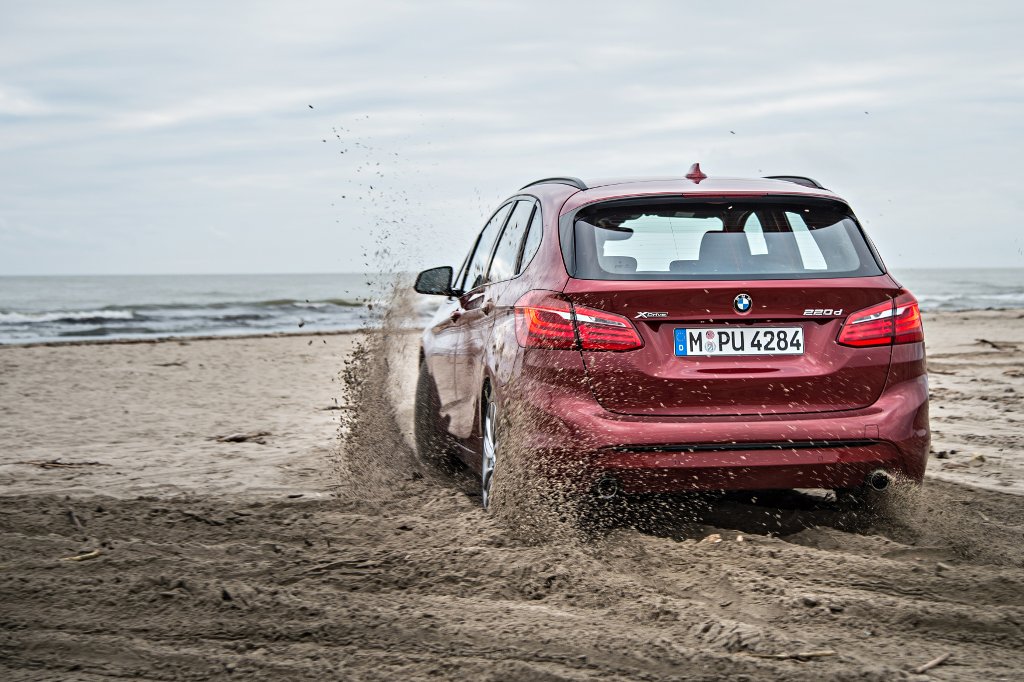 BMW Série 2 Active Tourer xDrive dans le sable