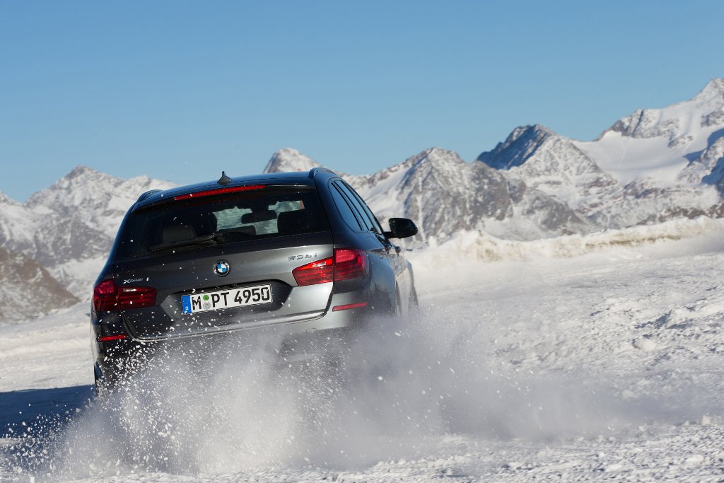BMW Série 5 Touring xDrive sur la neige