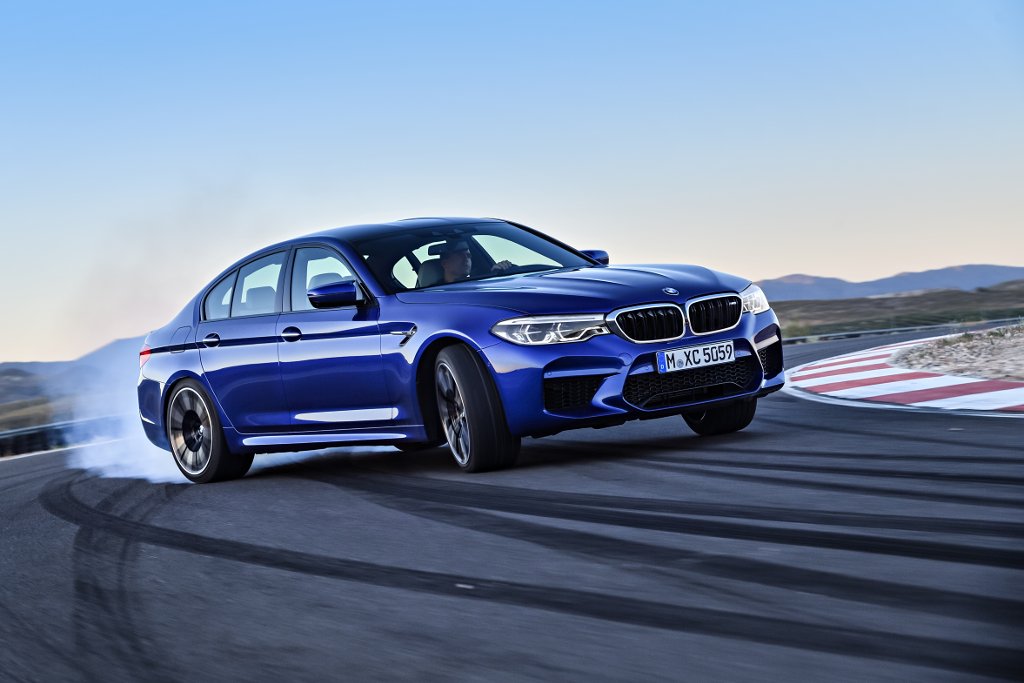 BMW M5 avec M xDrive - drift sur piste