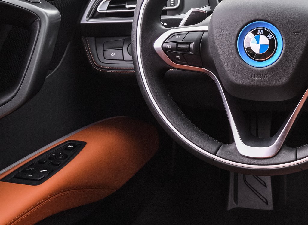 BMW i8 - boutonnerie portière conducteur - bouton ouverture trappe essence
