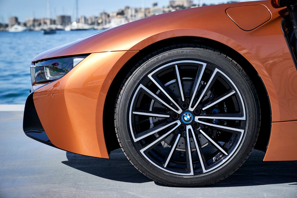 BMW i8 - vue détaillée profil avant