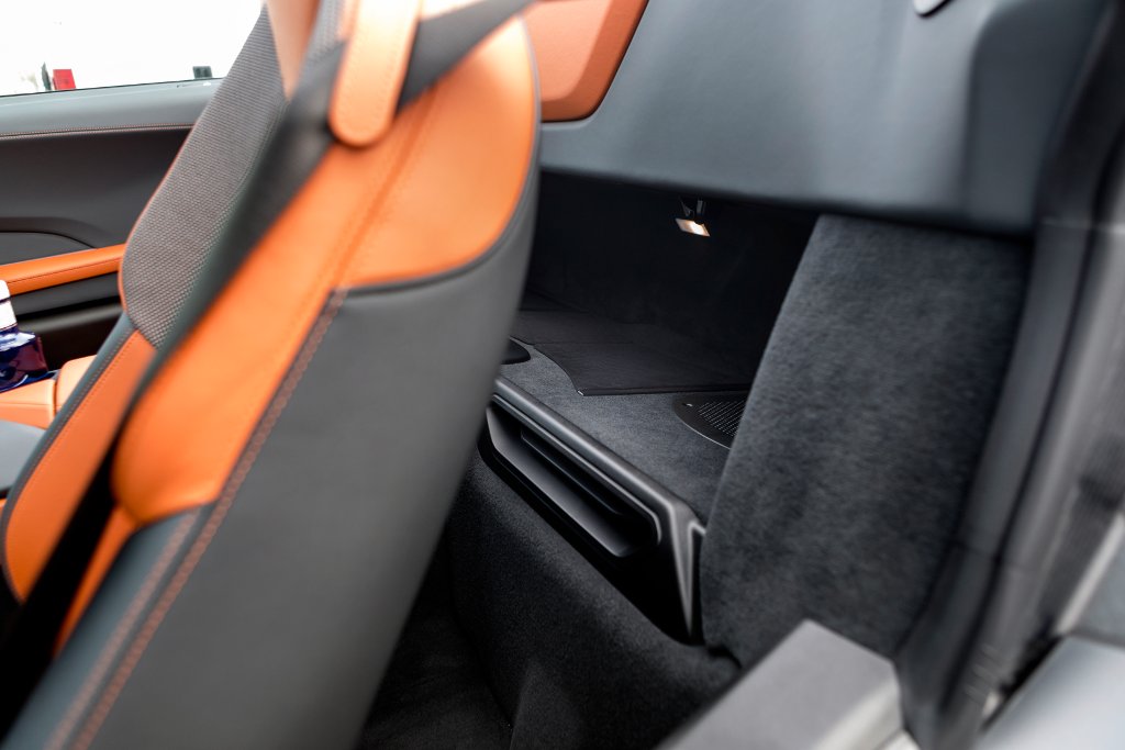 BMW i8 Roadster - rangement additionnel derrière les sièges avant
