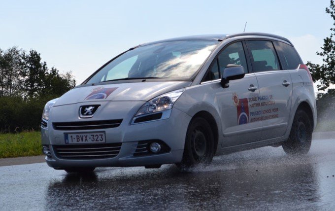 Stage de conduite Peugeot Driving Academy - freinage d'urgence sur sol mouillé