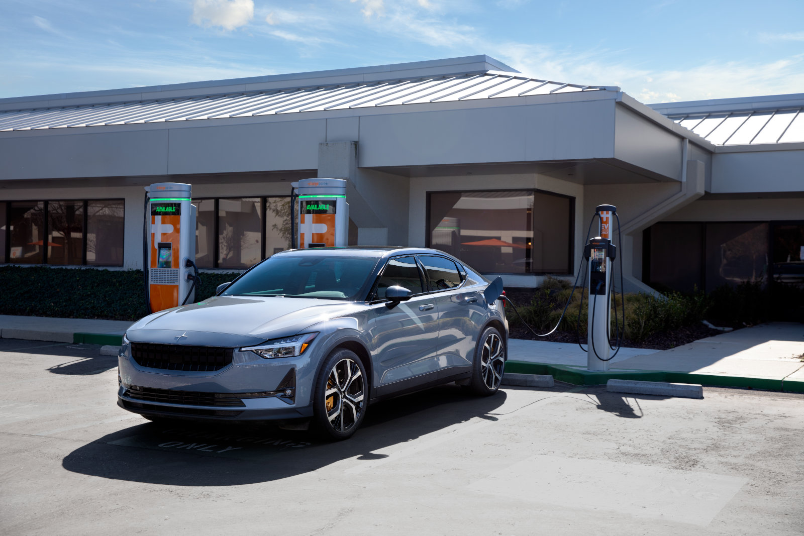Polestar 2 en charge sur une borne de recharge publique