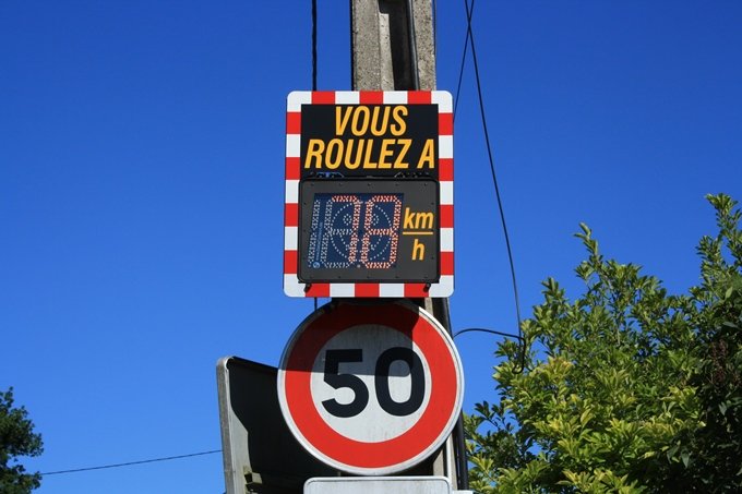 Panneau limitation de vitesse ombragé - wikimedia commons