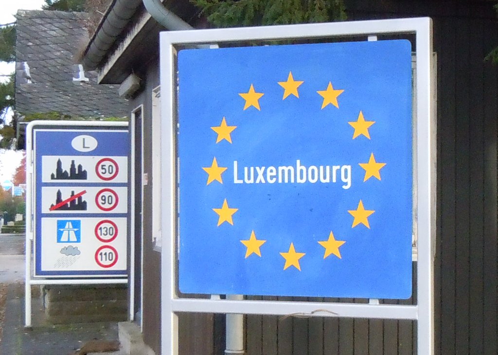 Panneau frontière Luxembourg - Wikimedia Commons (Bjung)