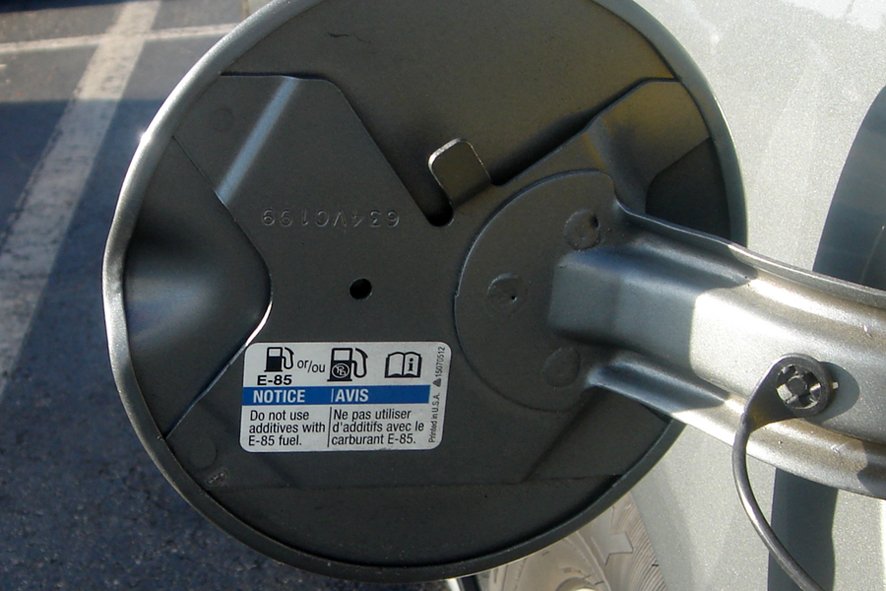 Trappe réservoir essence véhicule Flexfuel / Wikimedia Commons - Mariordo 