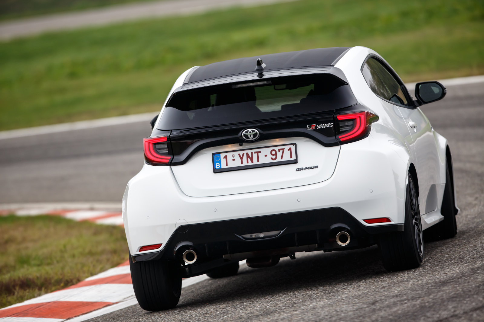 Toyota GR Yaris blanche sur circuit - vue de derrière