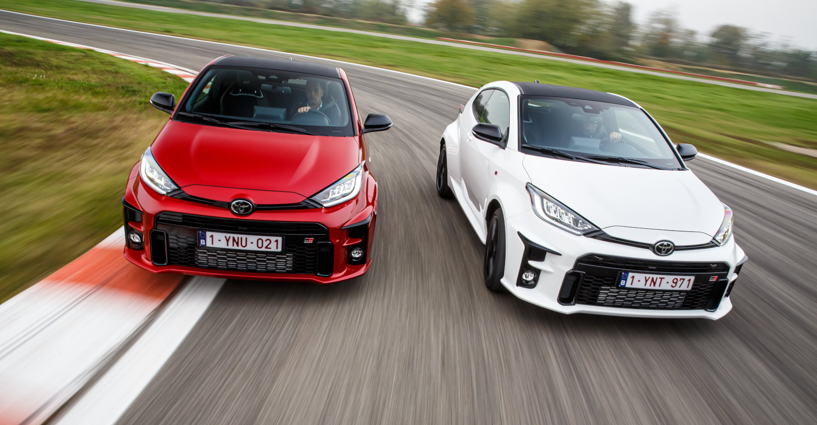 Toyota GR Yaris rouge sur circuit - vue de face