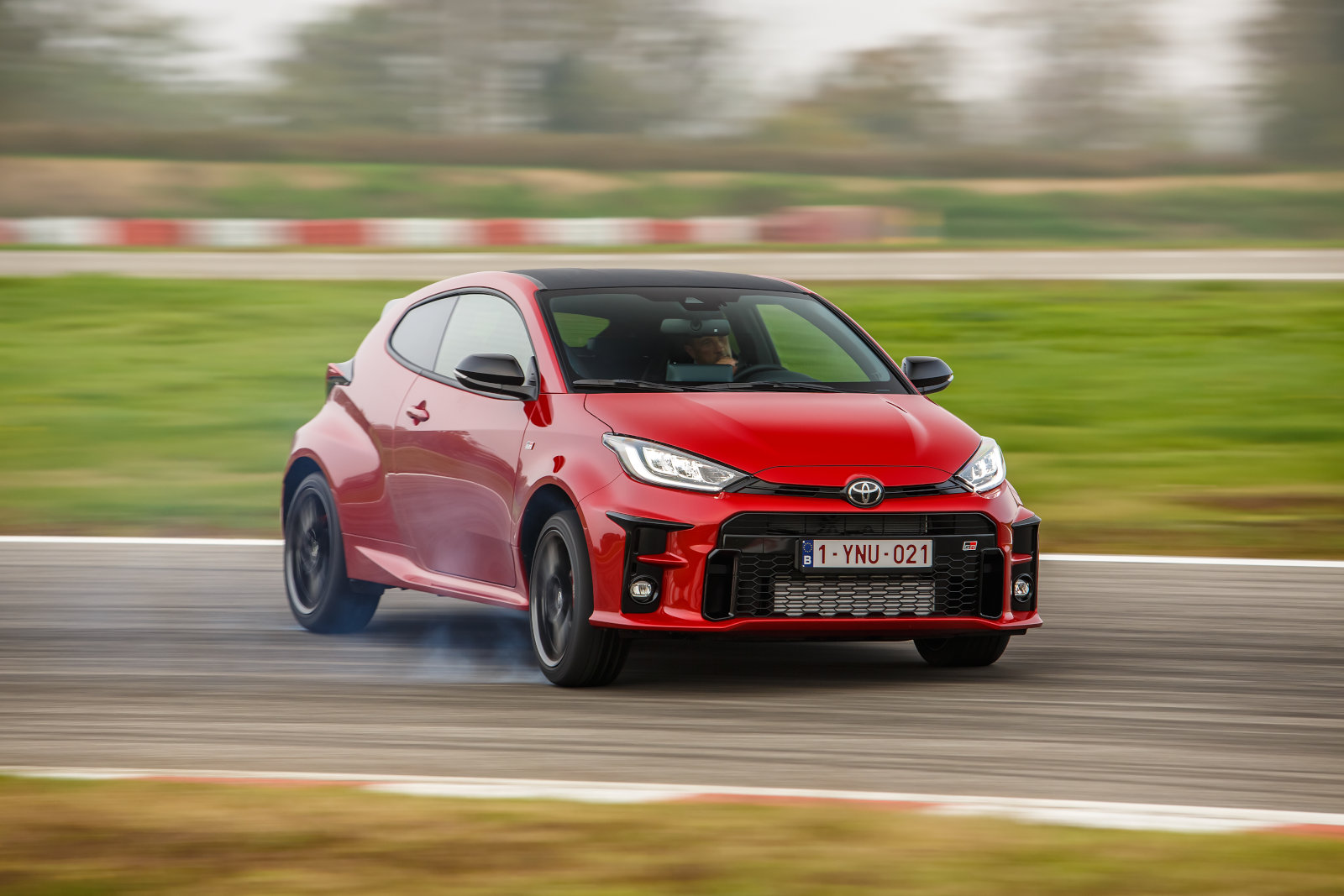 Toyota GR Yaris rouge sur circuit - en dérapage