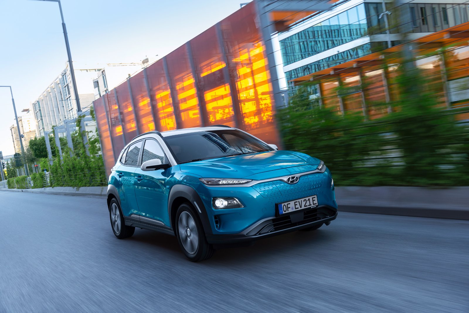 Hyundai Kona Electric - vue de 3/4 avant en dynamique