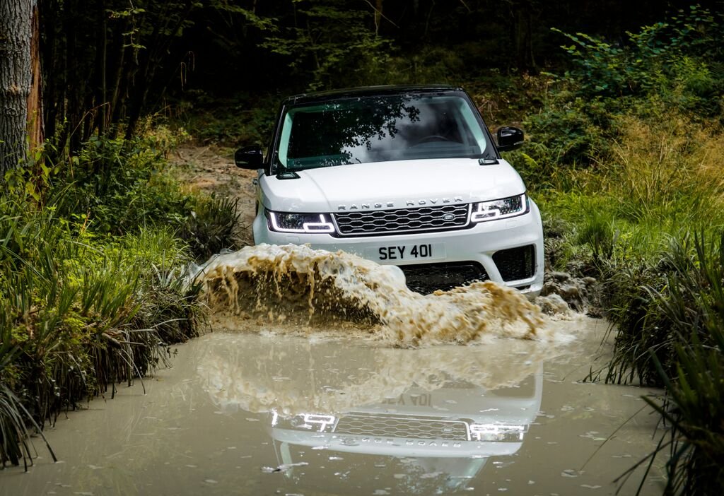 Range Rover de face - passage de gué