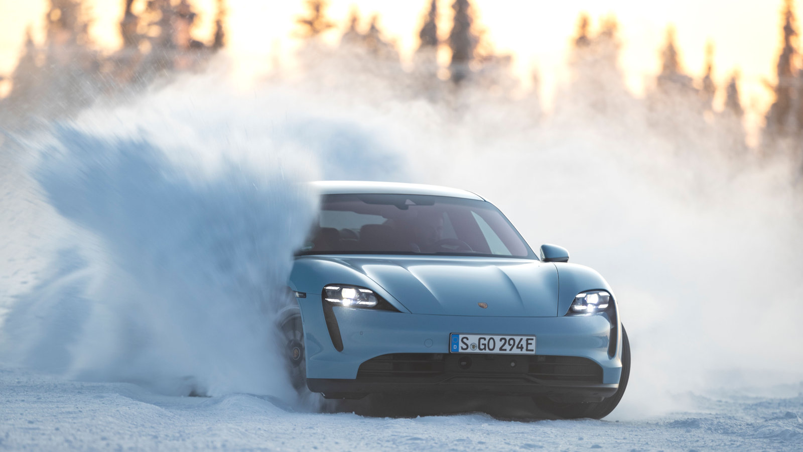 Porsche Taycan 4S dérapage sur la neige